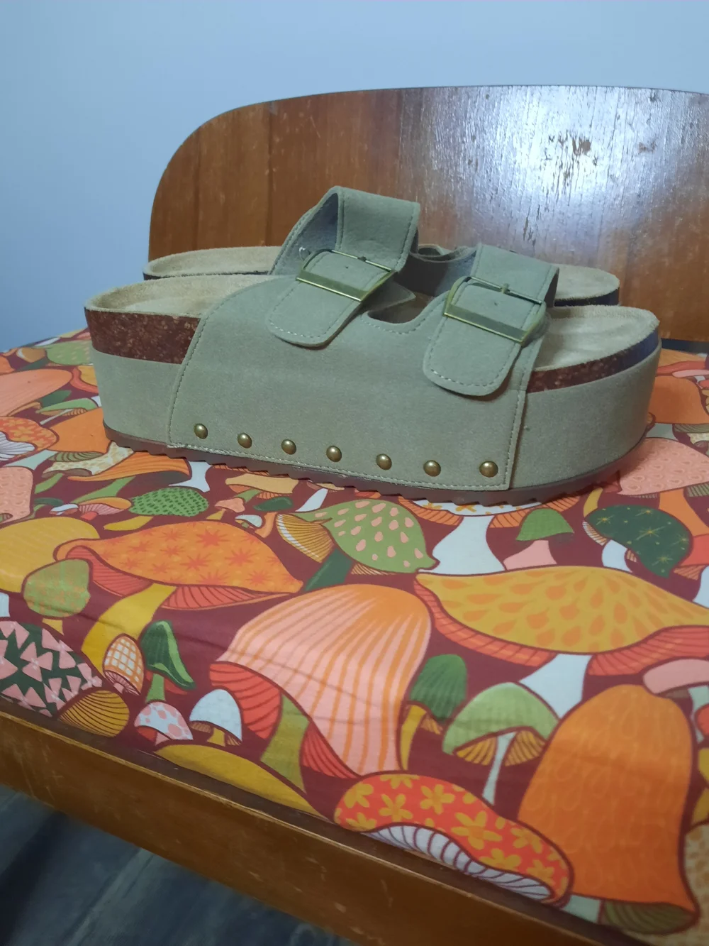 Madden Girl Sz 9, Platform Sandals, Tan, Adjustable Buckle Straps, Studs At Base - Picture 4 of 6